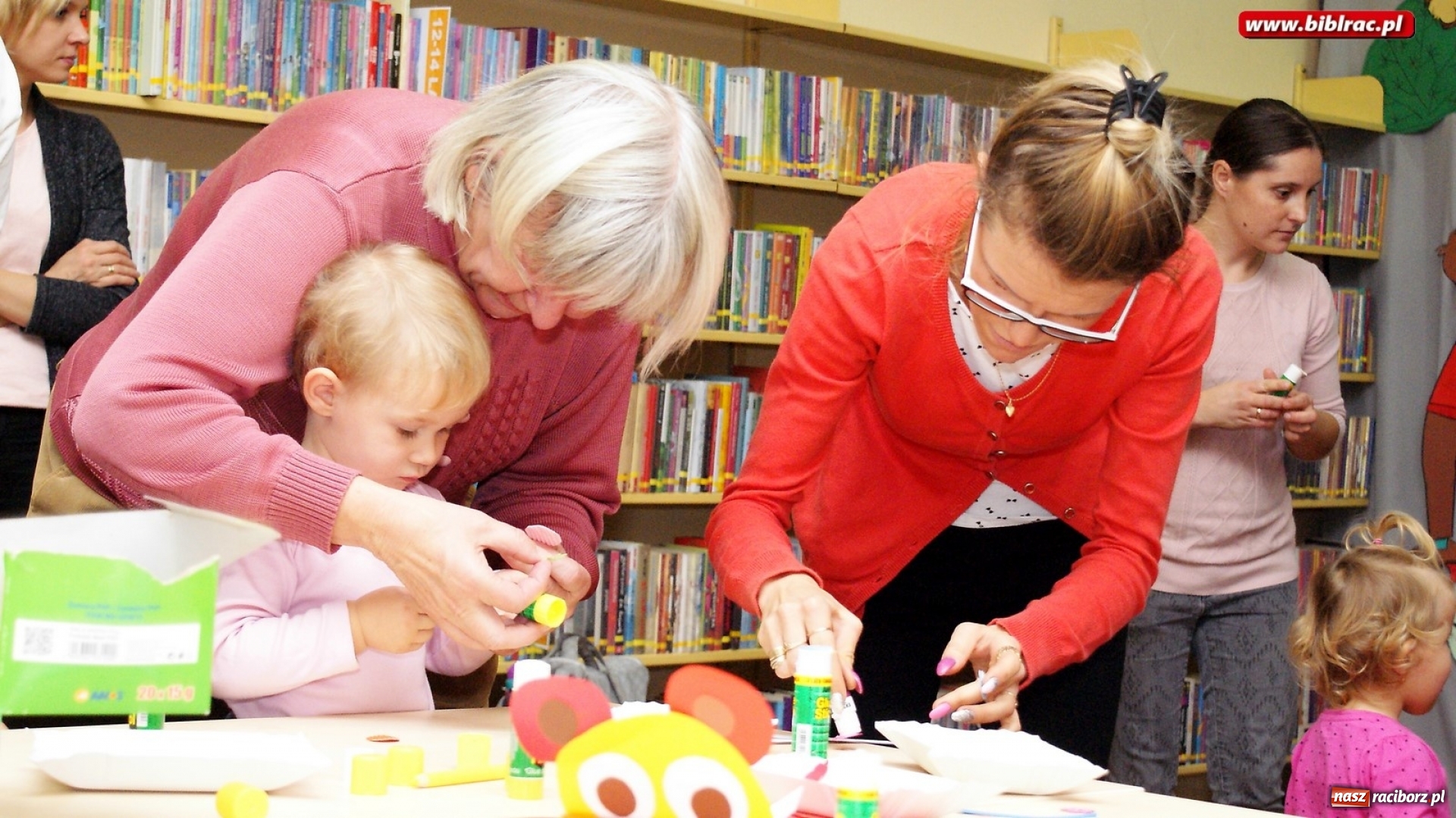 Zdjęcie w galerii na portalu naszraciborz.pl: Fiku Miku z wizytą w bibliotece wiadomości z regionu