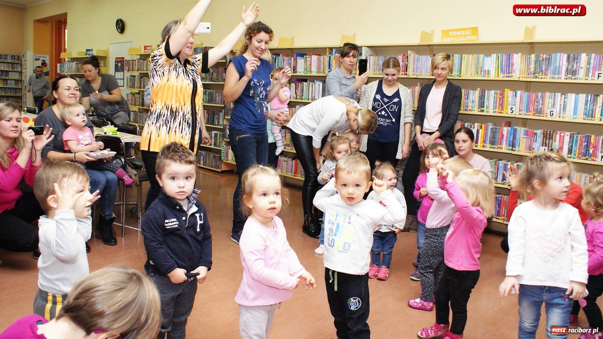 Zdjęcie w galerii na portalu naszraciborz.pl: Fiku Miku z wizytą w bibliotece wiadomości z regionu