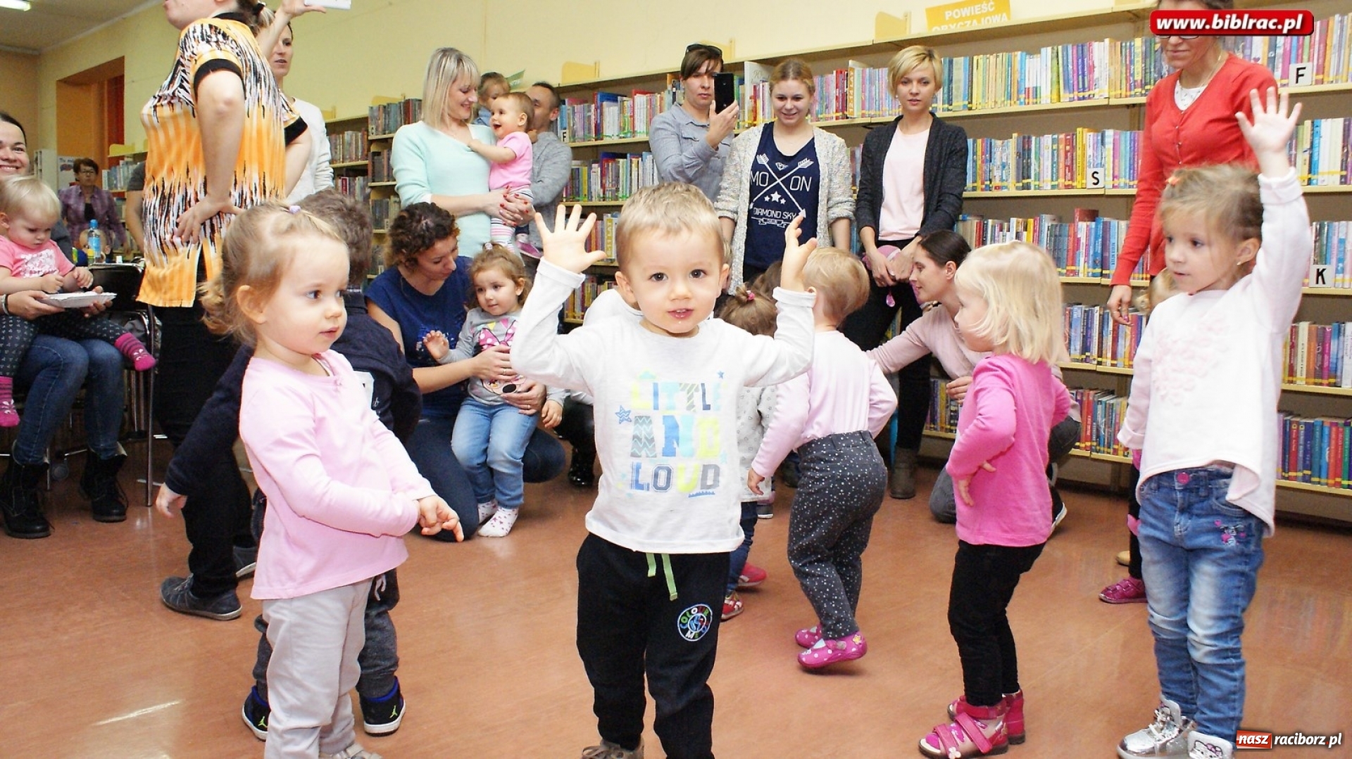 Zdjęcie w galerii na portalu naszraciborz.pl: Fiku Miku z wizytą w bibliotece wiadomości z regionu