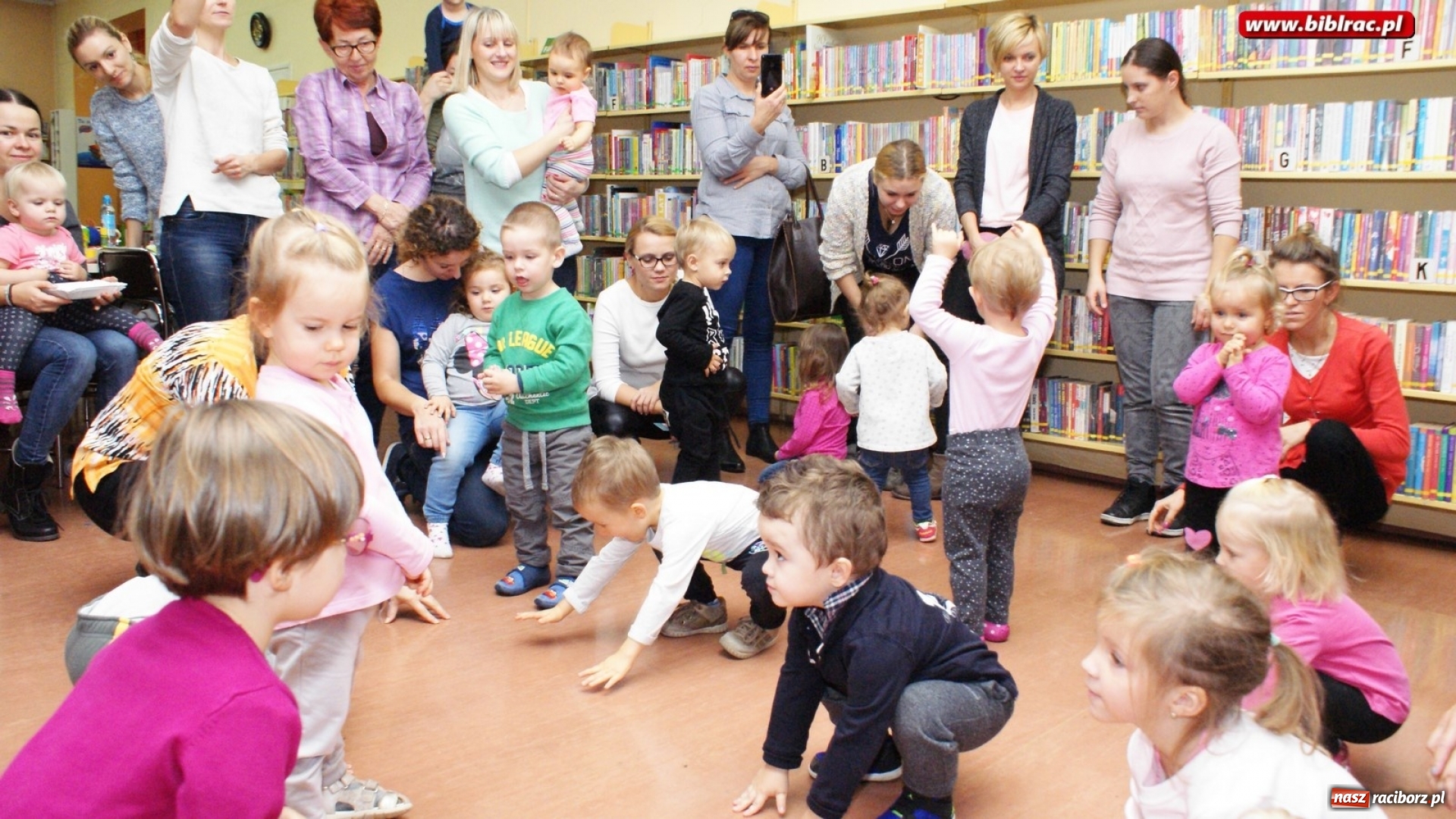 Zdjęcie w galerii na portalu naszraciborz.pl: Fiku Miku z wizytą w bibliotece wiadomości z regionu