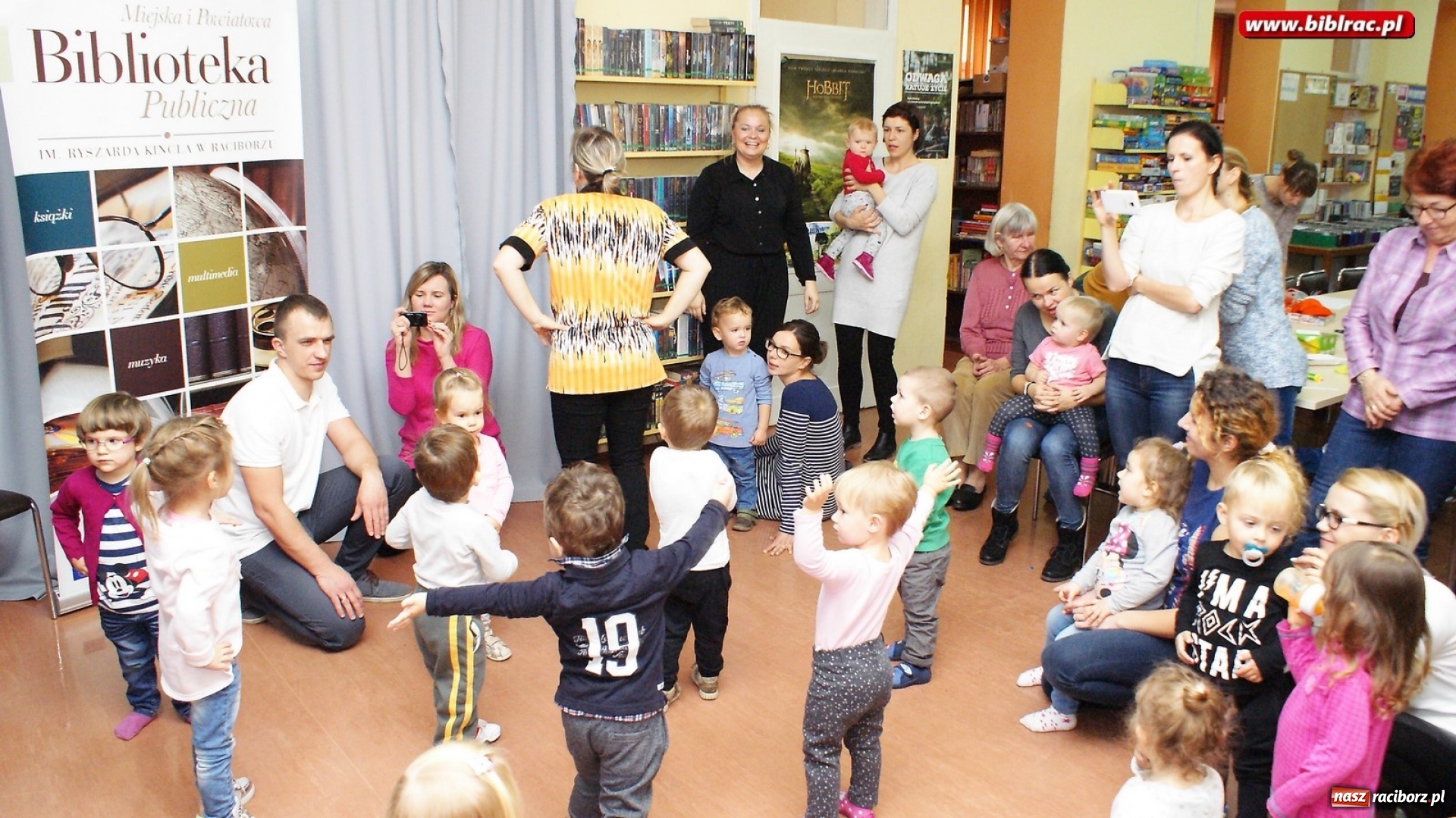 Zdjęcie w galerii na portalu naszraciborz.pl: Fiku Miku z wizytą w bibliotece wiadomości z regionu