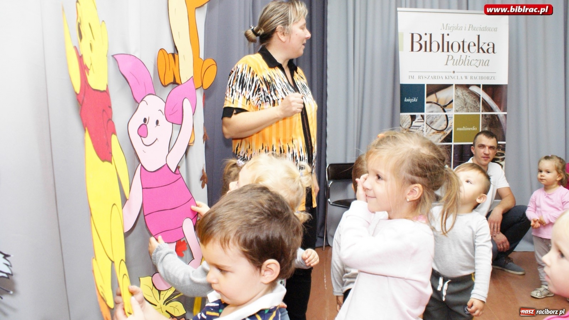 Zdjęcie w galerii na portalu naszraciborz.pl: Fiku Miku z wizytą w bibliotece wiadomości z regionu