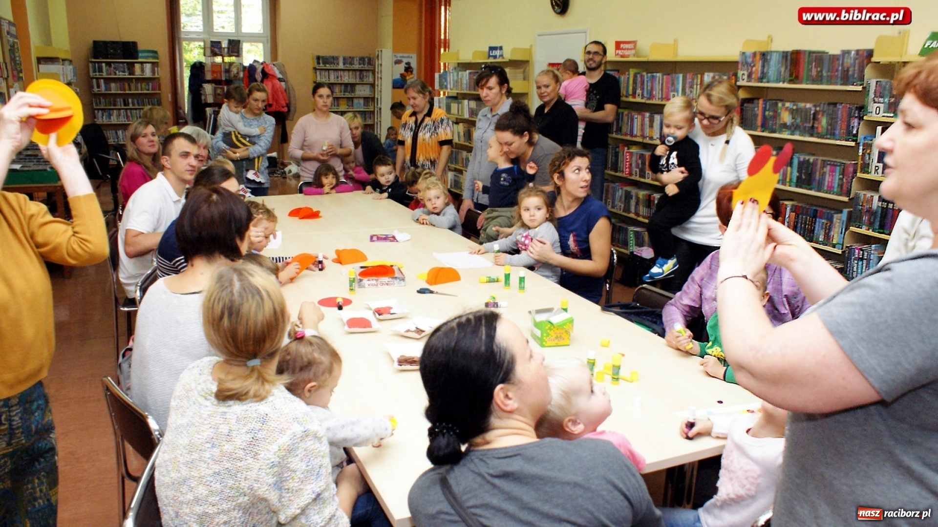 Zdjęcie w galerii na portalu naszraciborz.pl: Fiku Miku z wizytą w bibliotece wiadomości z regionu