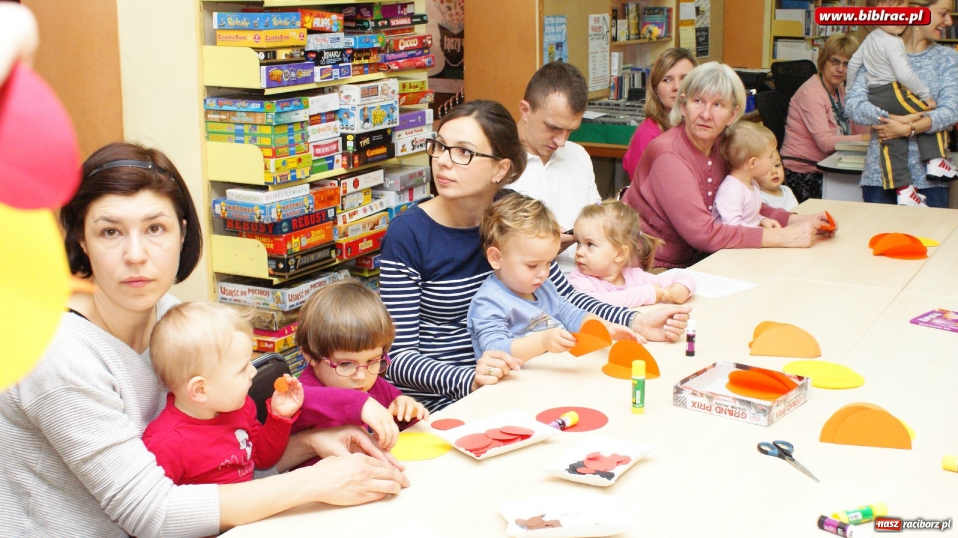Zdjęcie w galerii na portalu naszraciborz.pl: Fiku Miku z wizytą w bibliotece wiadomości z regionu