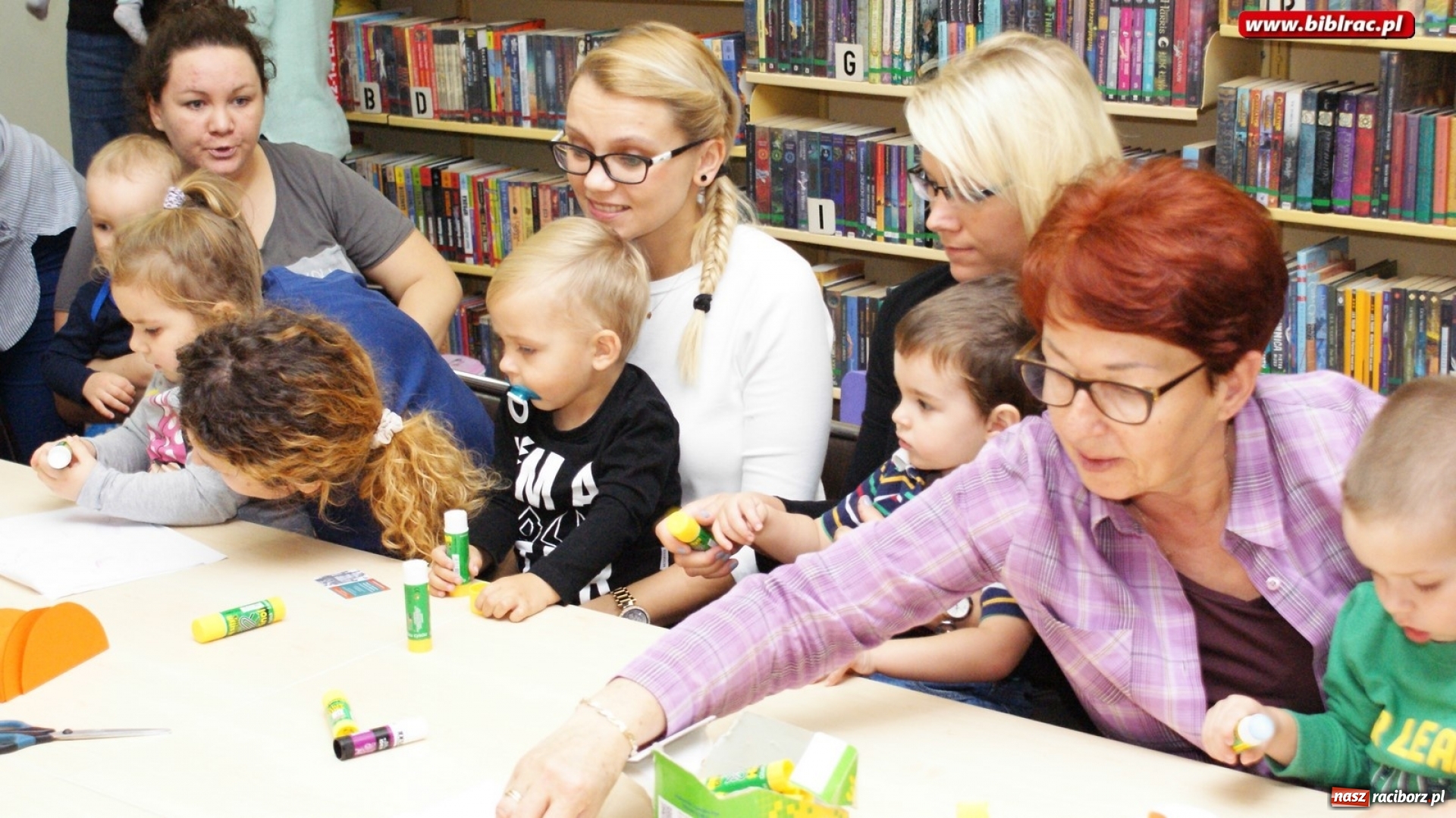 Zdjęcie w galerii na portalu naszraciborz.pl: Fiku Miku z wizytą w bibliotece wiadomości z regionu