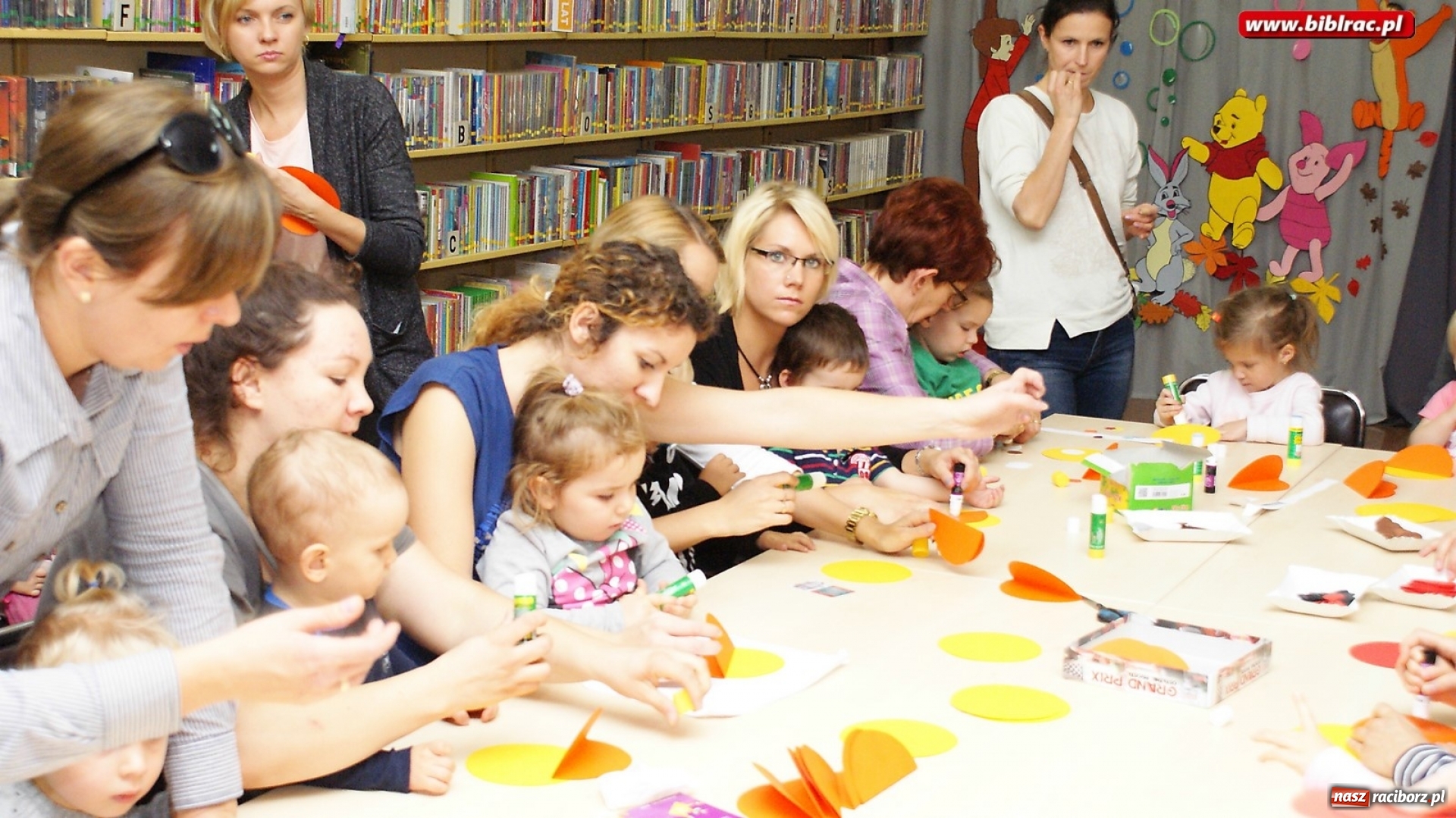 Zdjęcie w galerii na portalu naszraciborz.pl: Fiku Miku z wizytą w bibliotece wiadomości z regionu