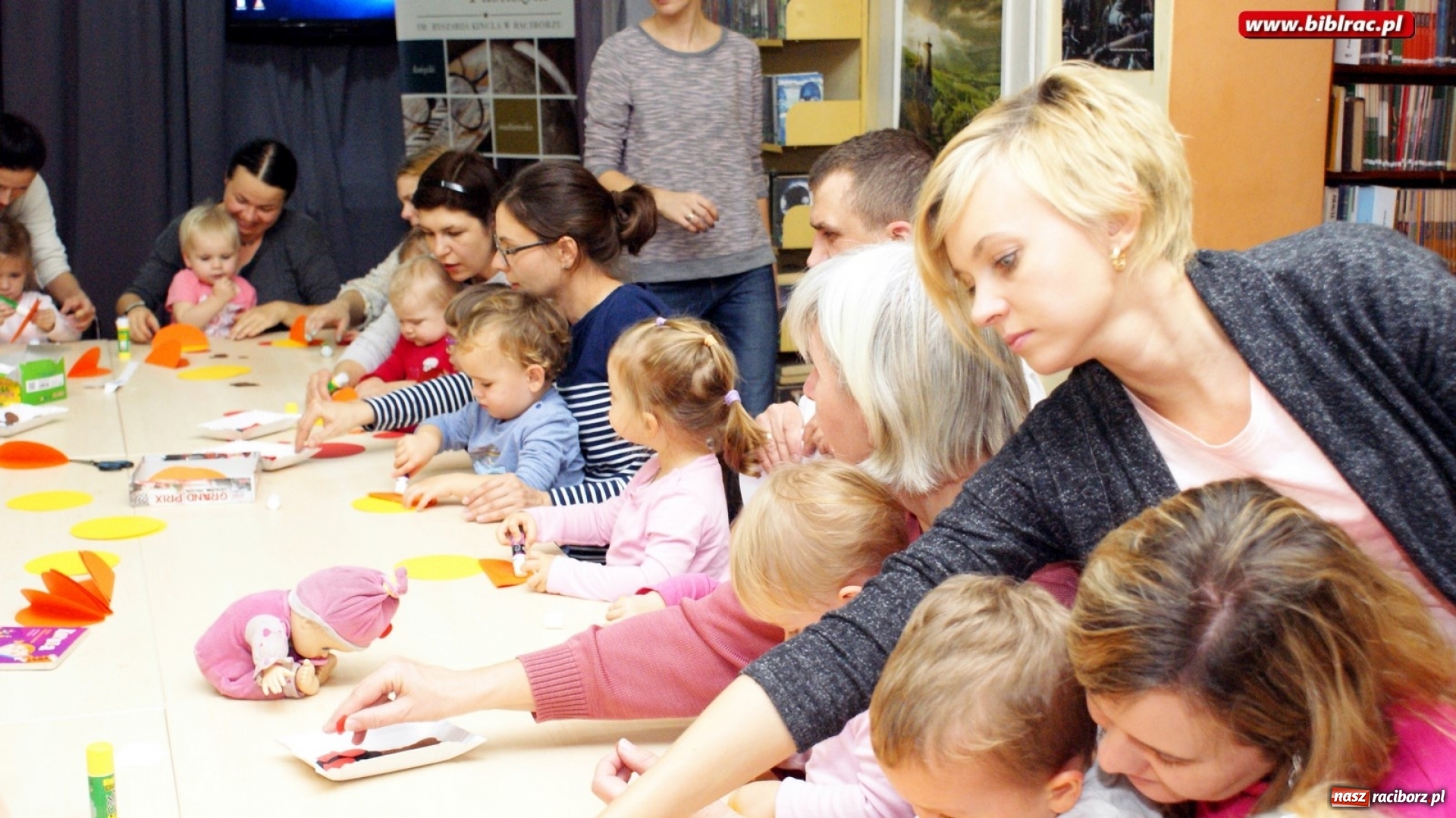 Zdjęcie w galerii na portalu naszraciborz.pl: Fiku Miku z wizytą w bibliotece wiadomości z regionu