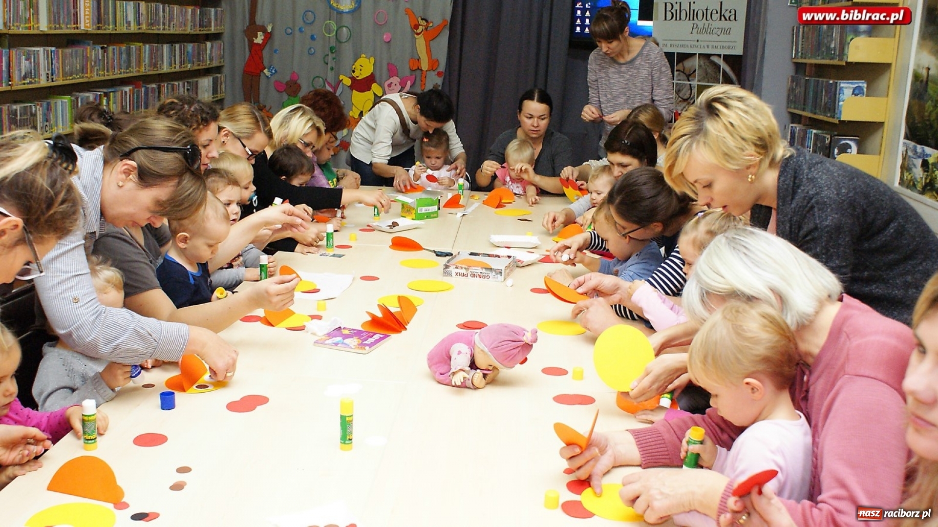 Zdjęcie w galerii na portalu naszraciborz.pl: Fiku Miku z wizytą w bibliotece wiadomości z regionu