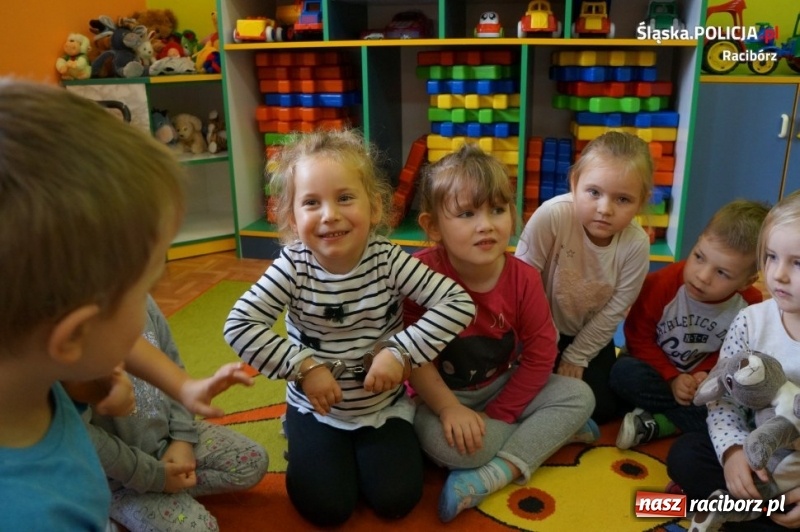 Zdjęcie w galerii na portalu naszraciborz.pl: Policjanci odwiedzili kolejne raciborskie przedszkola  wiadomości z regionu