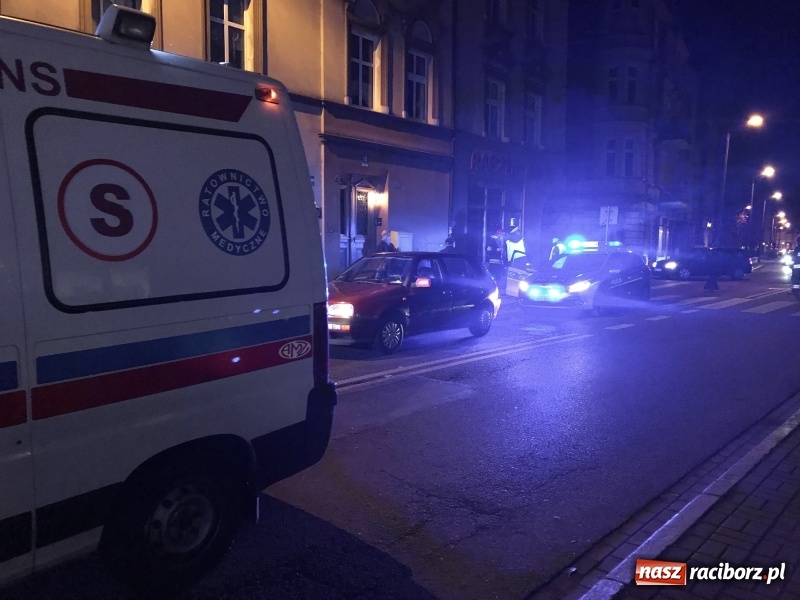 Zdjęcie w galerii na portalu naszraciborz.pl: Potrącenie na pasach przy kinie Bałtyk. Poszkodowany trafił do szpitala wiadomości z regionu