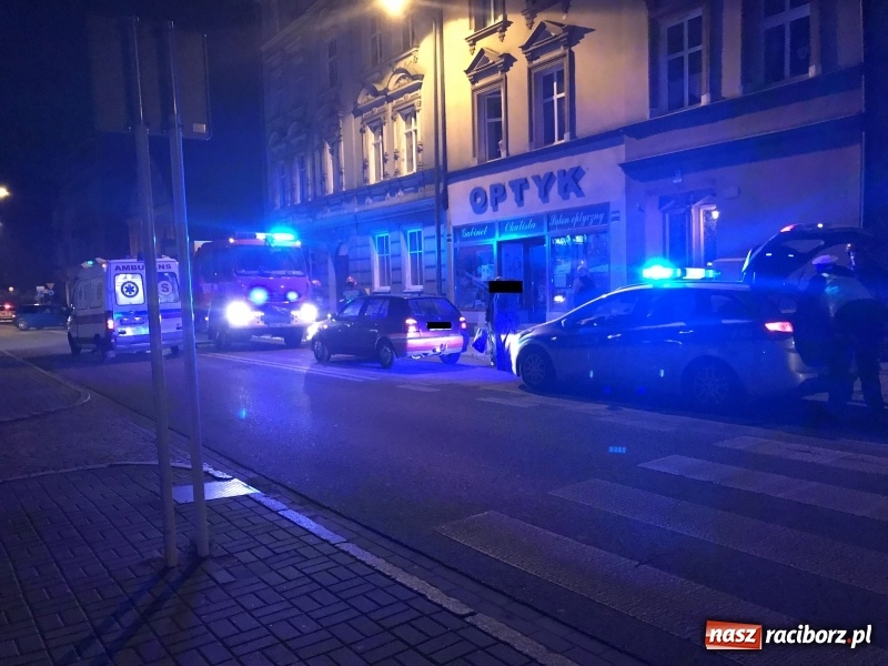Zdjęcie w galerii na portalu naszraciborz.pl: Potrącenie na pasach przy kinie Bałtyk. Poszkodowany trafił do szpitala wiadomości z regionu