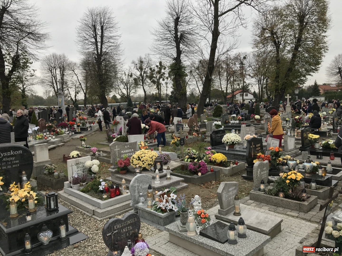 Zdjęcie w galerii na portalu naszraciborz.pl: Wszystkich Świętych 2017. Na cmentarzach nie ma tłoku  wiadomości z regionu