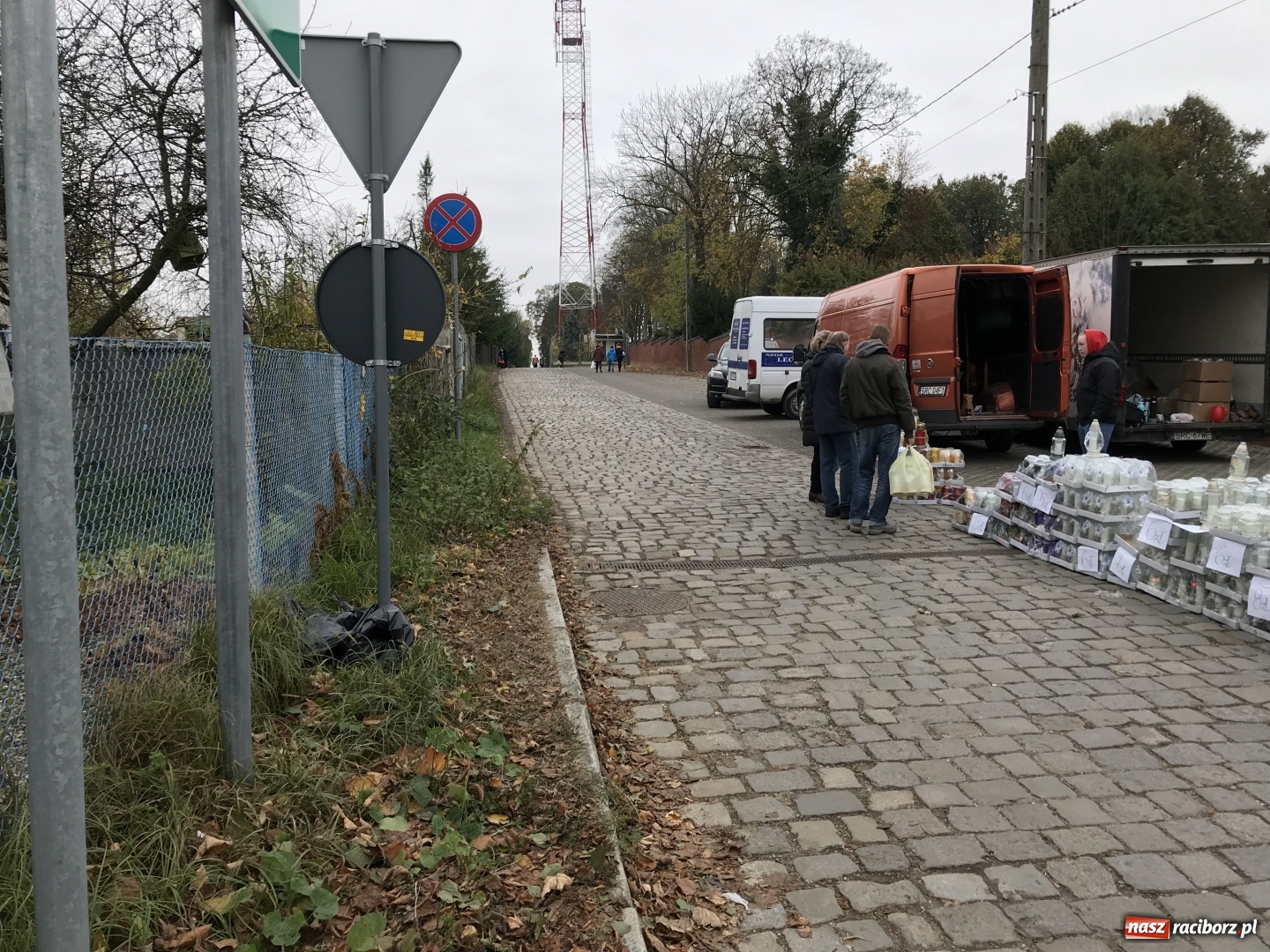 Zdjęcie w galerii na portalu naszraciborz.pl: Wszystkich Świętych 2017. Na cmentarzach nie ma tłoku  wiadomości z regionu
