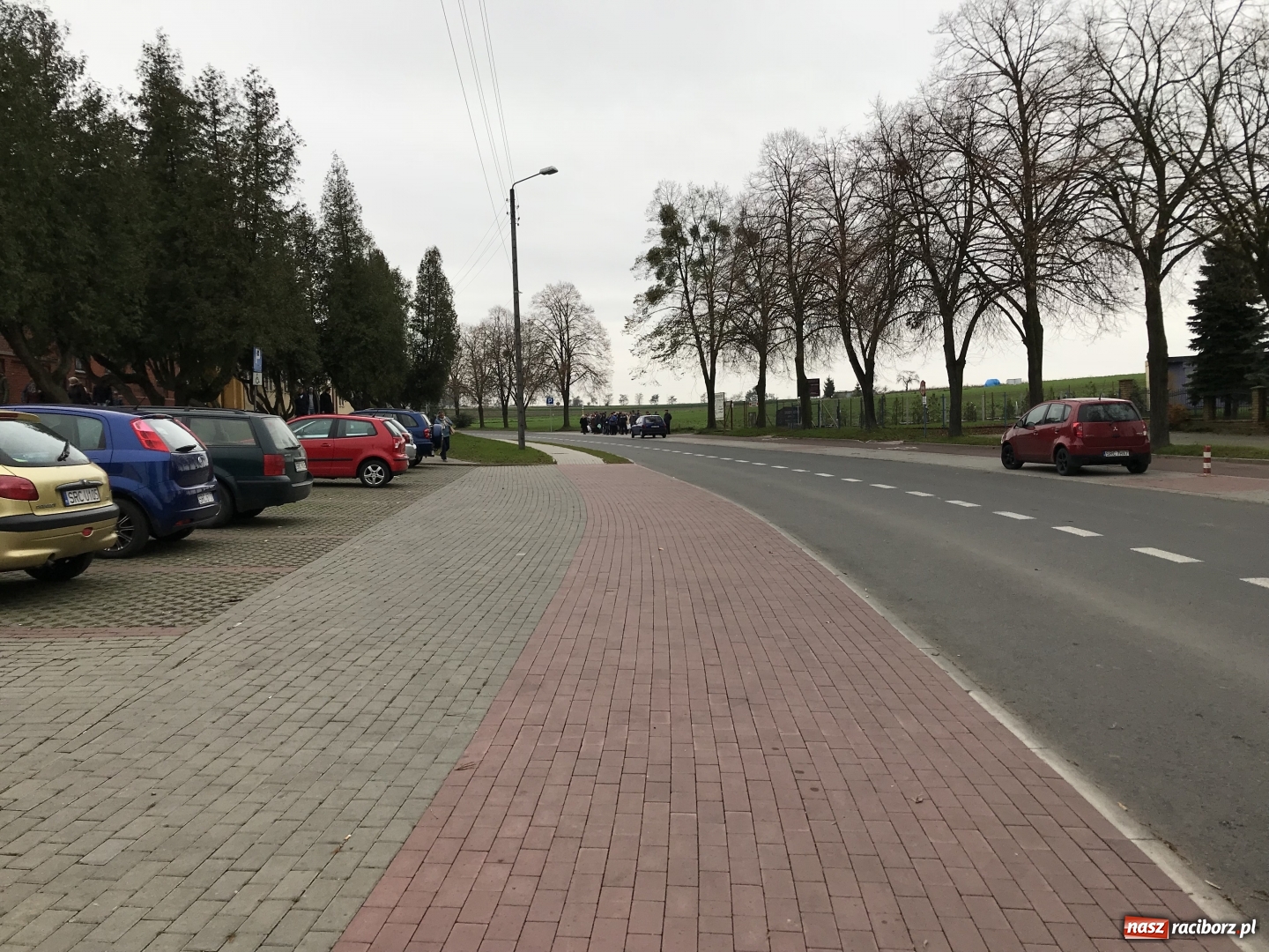 Zdjęcie w galerii na portalu naszraciborz.pl: Wszystkich Świętych 2017. Na cmentarzach nie ma tłoku  wiadomości z regionu