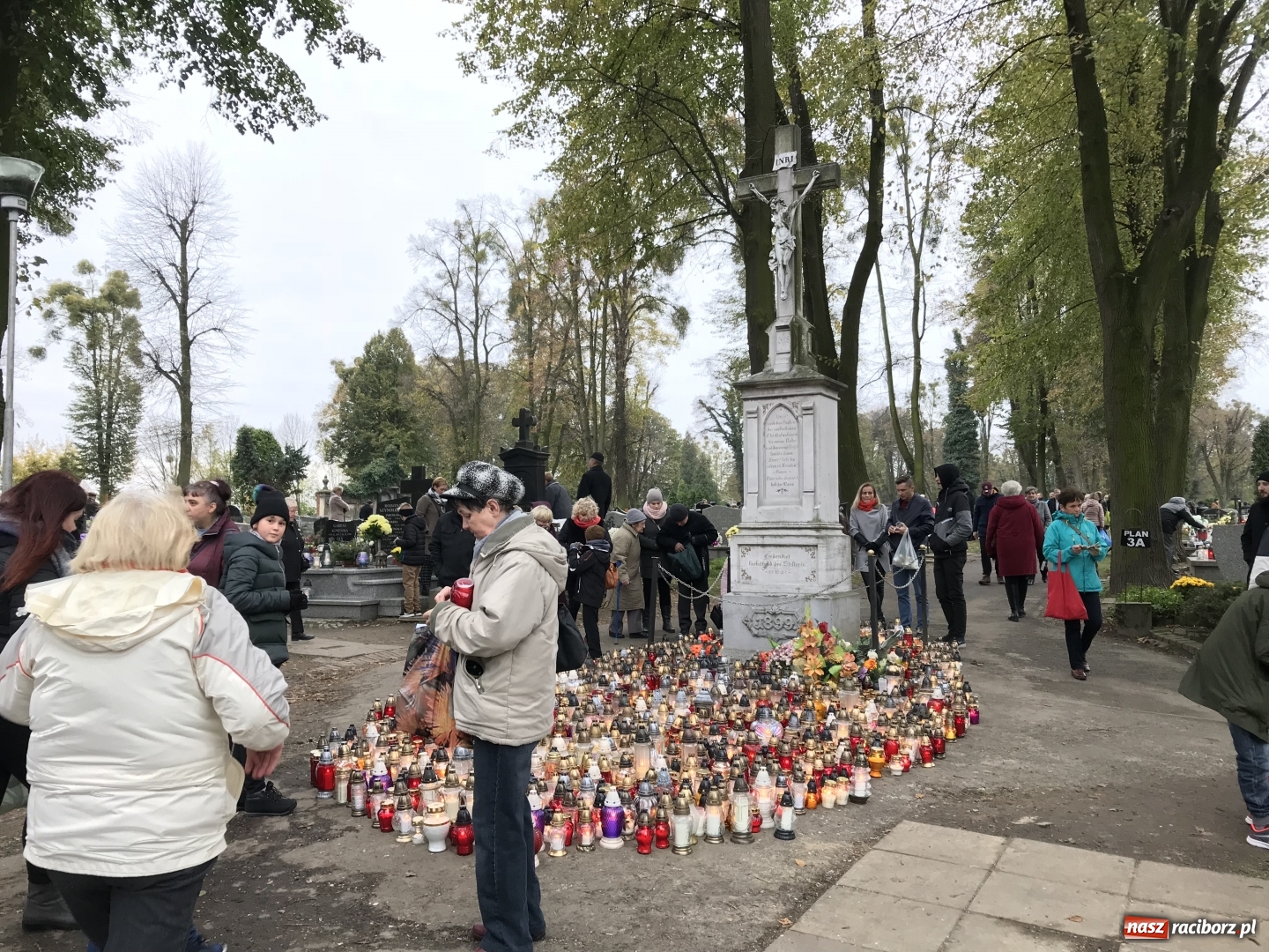 Zdjęcie w galerii na portalu naszraciborz.pl: Wszystkich Świętych 2017. Na cmentarzach nie ma tłoku  wiadomości z regionu