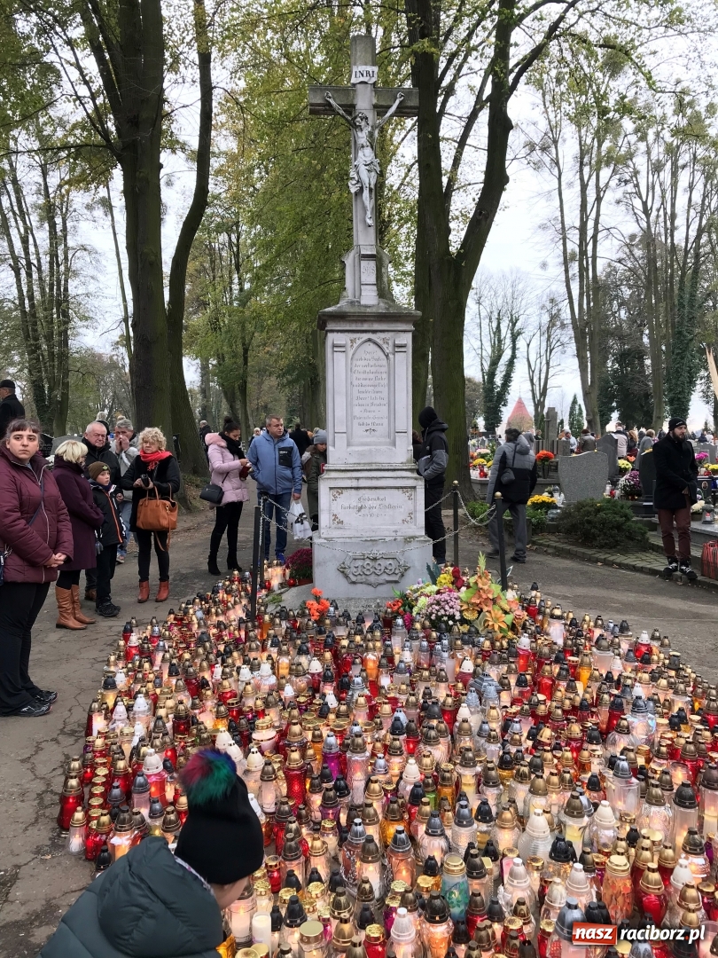 Zdjęcie w galerii na portalu naszraciborz.pl: Wszystkich Świętych 2017. Na cmentarzach nie ma tłoku  wiadomości z regionu