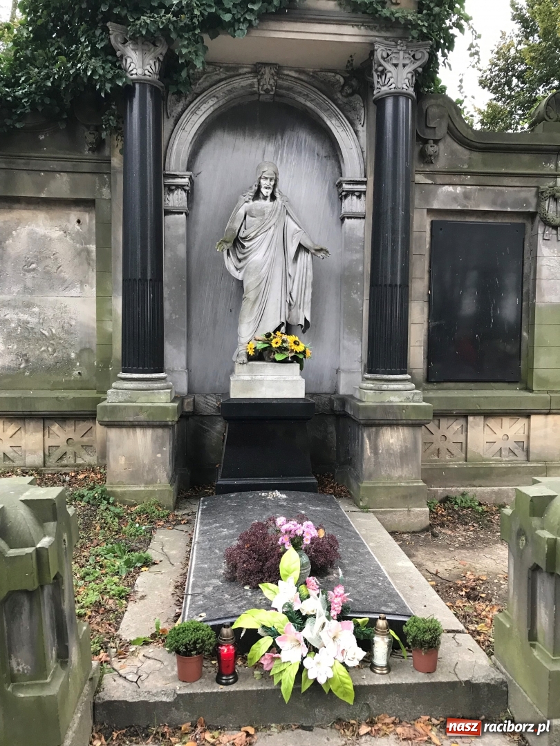 Zdjęcie w galerii na portalu naszraciborz.pl: Wszystkich Świętych 2017. Na cmentarzach nie ma tłoku  wiadomości z regionu