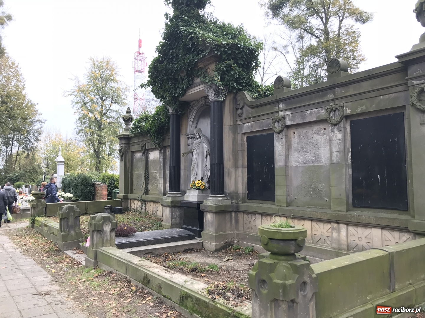 Zdjęcie w galerii na portalu naszraciborz.pl: Wszystkich Świętych 2017. Na cmentarzach nie ma tłoku  wiadomości z regionu