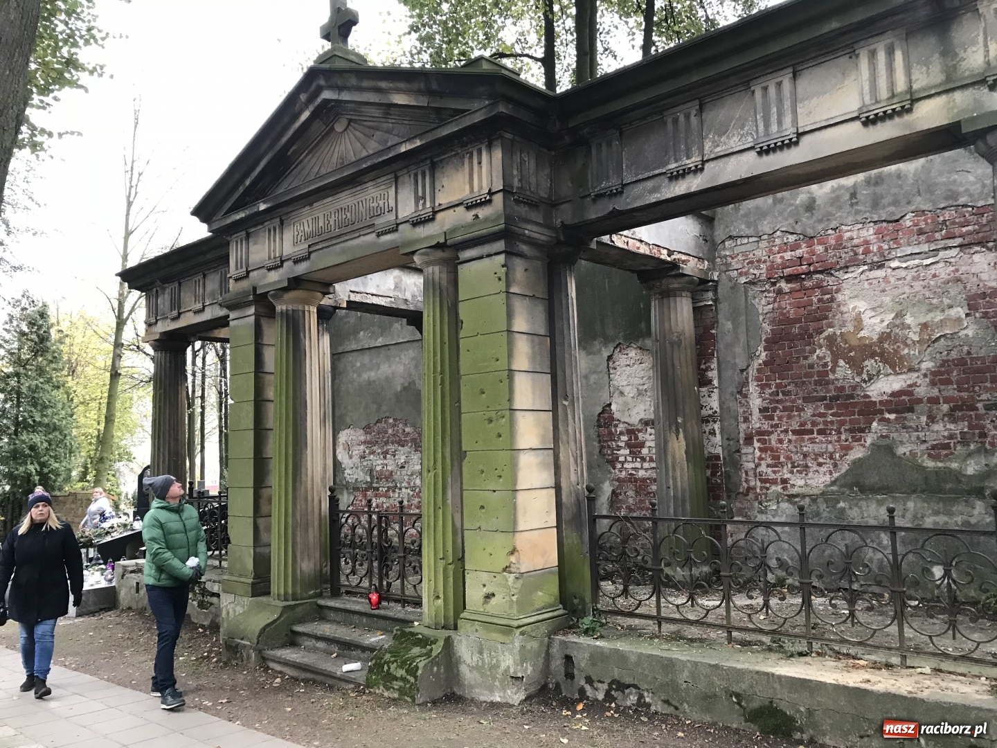 Zdjęcie w galerii na portalu naszraciborz.pl: Wszystkich Świętych 2017. Na cmentarzach nie ma tłoku  wiadomości z regionu