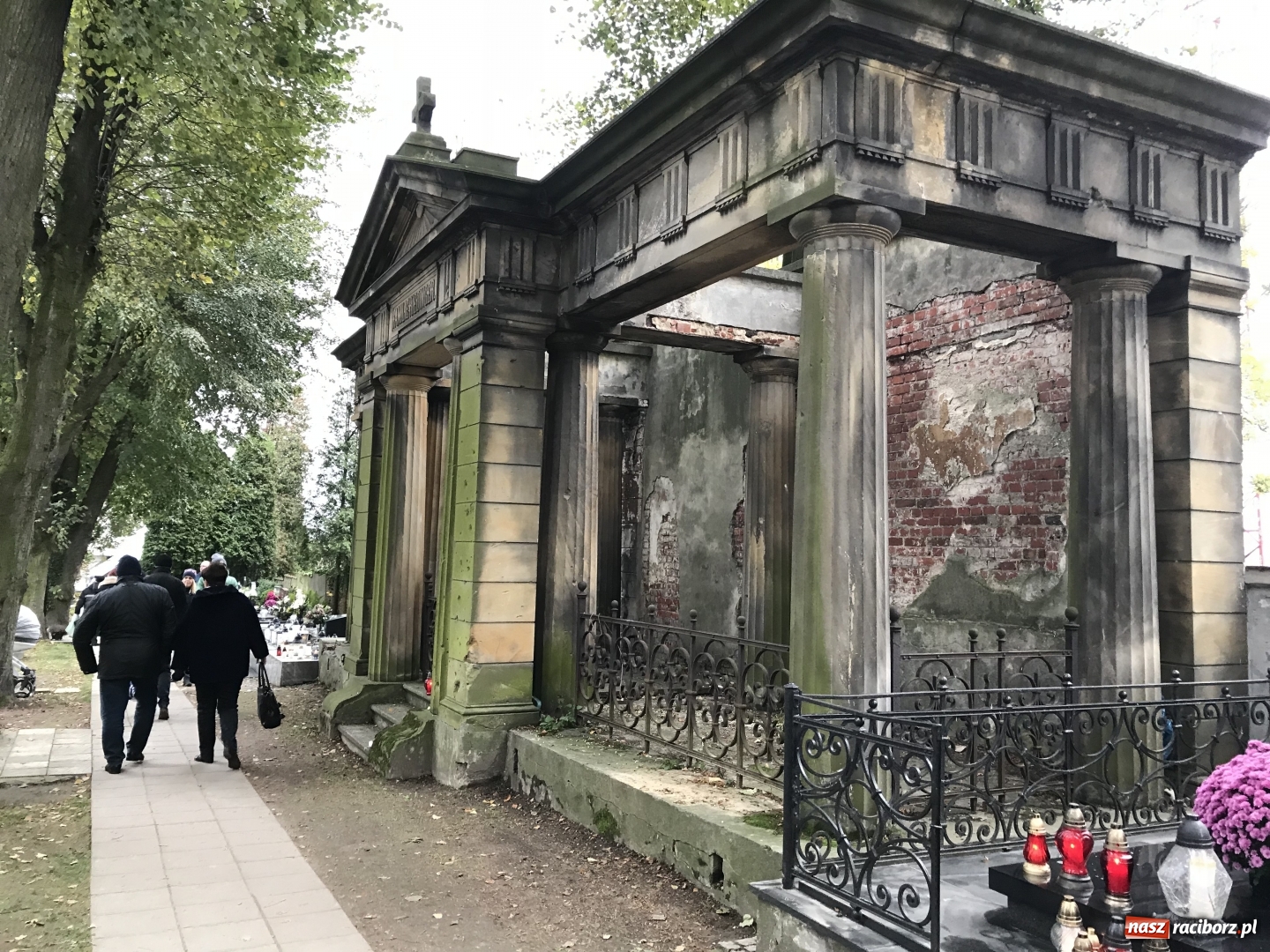 Zdjęcie w galerii na portalu naszraciborz.pl: Wszystkich Świętych 2017. Na cmentarzach nie ma tłoku  wiadomości z regionu