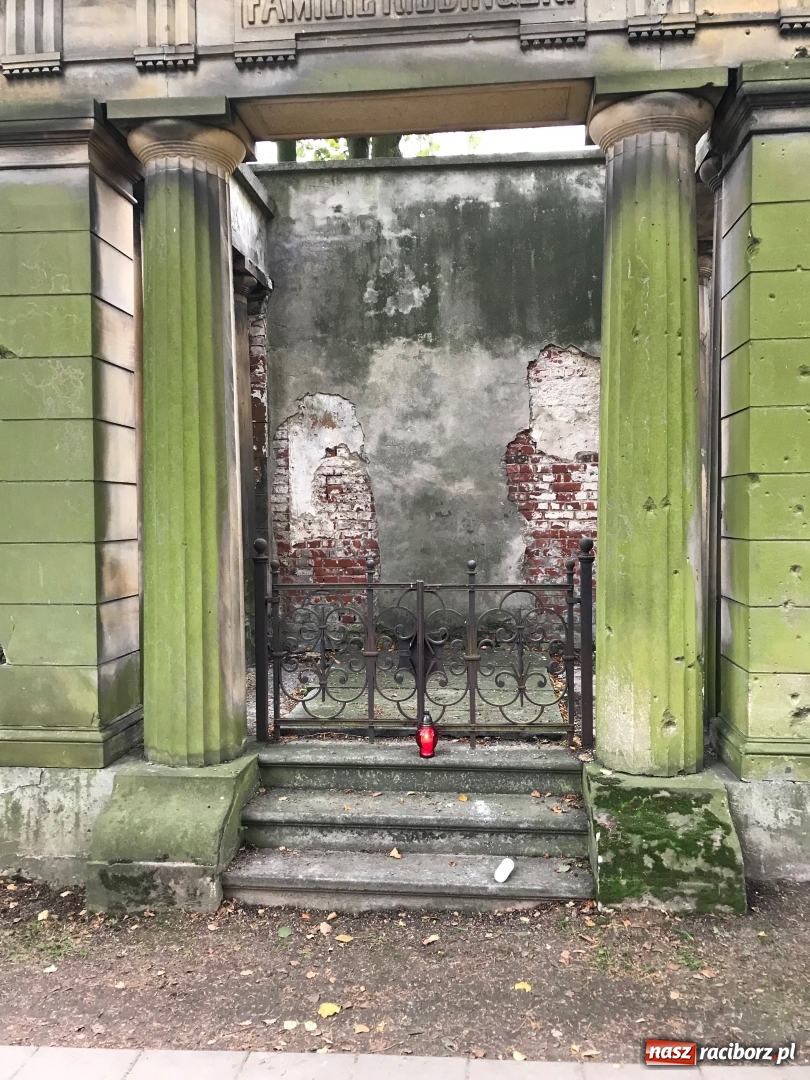 Zdjęcie w galerii na portalu naszraciborz.pl: Wszystkich Świętych 2017. Na cmentarzach nie ma tłoku  wiadomości z regionu