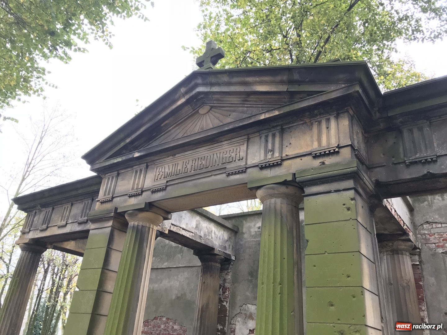 Zdjęcie w galerii na portalu naszraciborz.pl: Wszystkich Świętych 2017. Na cmentarzach nie ma tłoku  wiadomości z regionu