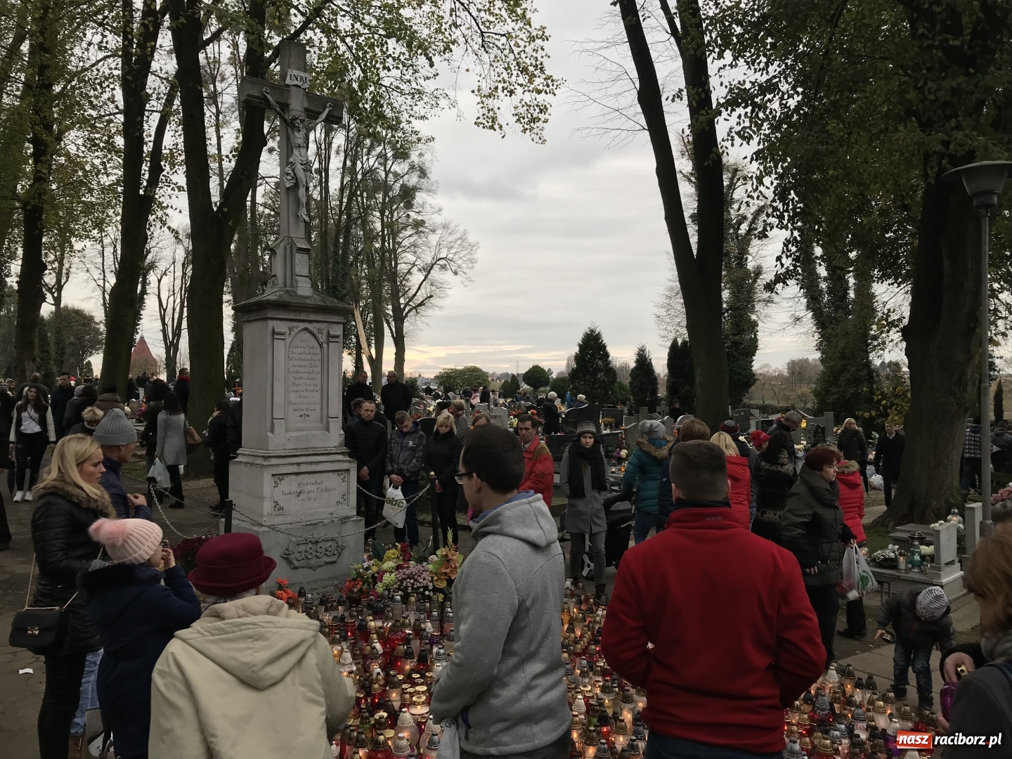 Zdjęcie w galerii na portalu naszraciborz.pl: Wszystkich Świętych 2017. Na cmentarzach nie ma tłoku  wiadomości z regionu