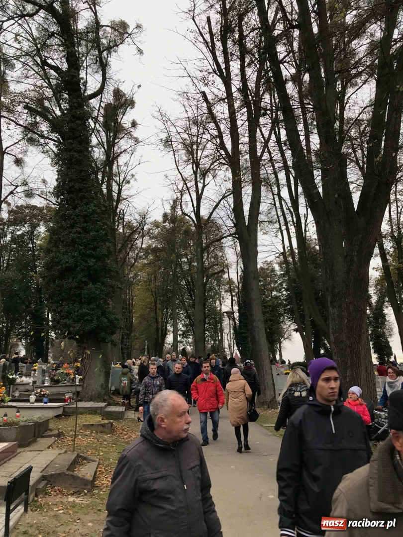 Zdjęcie w galerii na portalu naszraciborz.pl: Wszystkich Świętych 2017. Na cmentarzach nie ma tłoku  wiadomości z regionu