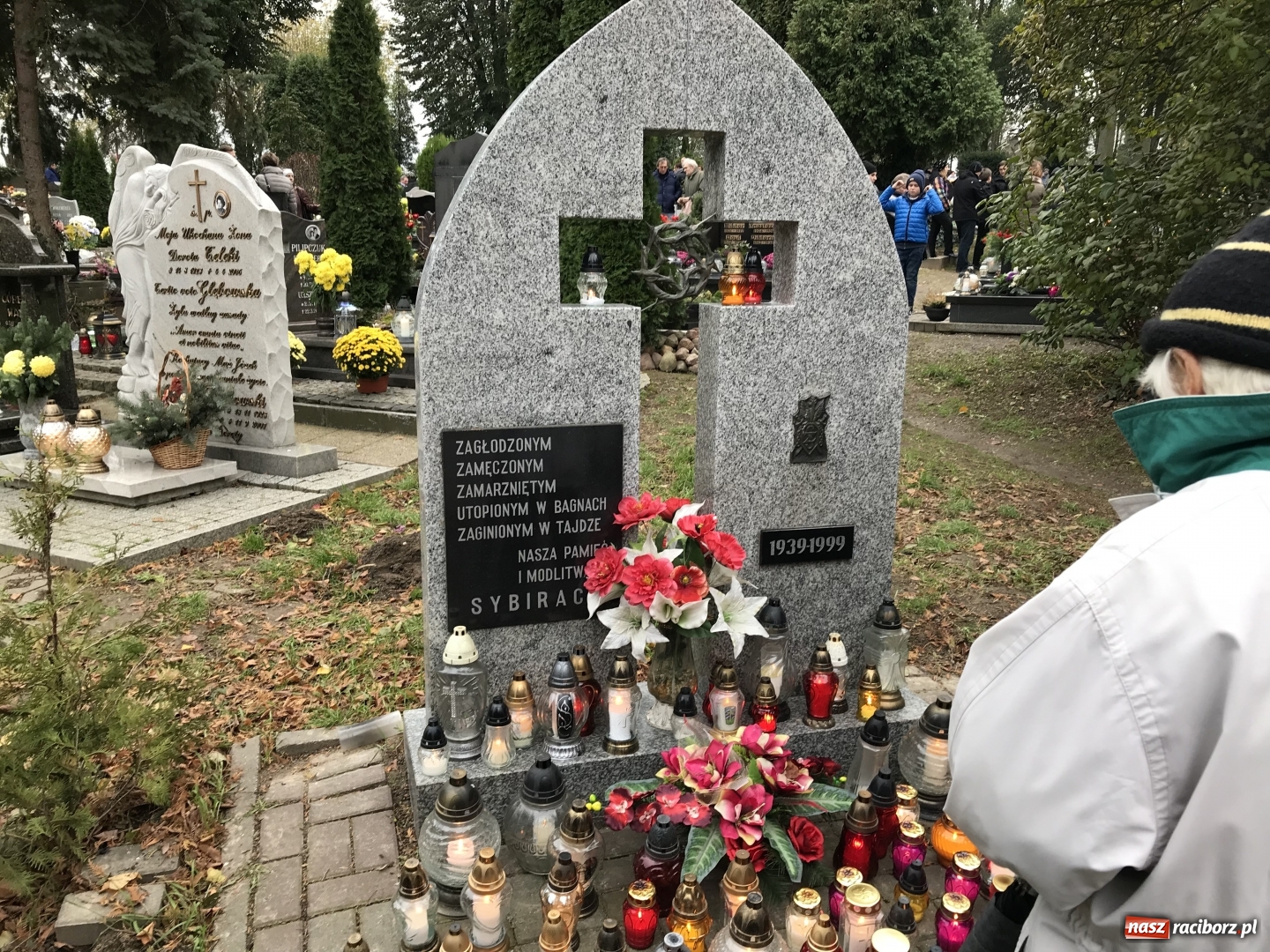 Zdjęcie w galerii na portalu naszraciborz.pl: Wszystkich Świętych 2017. Na cmentarzach nie ma tłoku  wiadomości z regionu