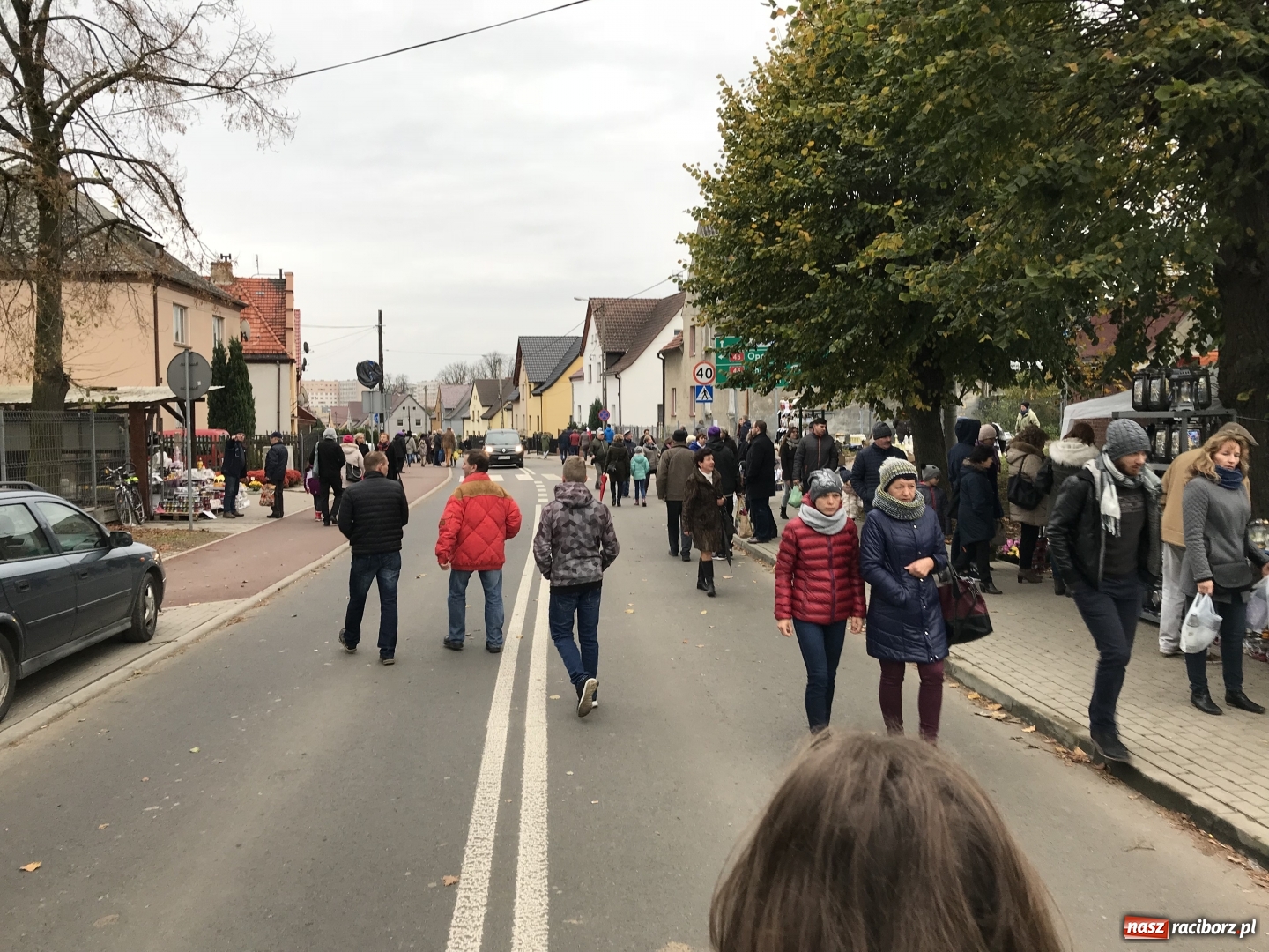 Zdjęcie w galerii na portalu naszraciborz.pl: Wszystkich Świętych 2017. Na cmentarzach nie ma tłoku  wiadomości z regionu