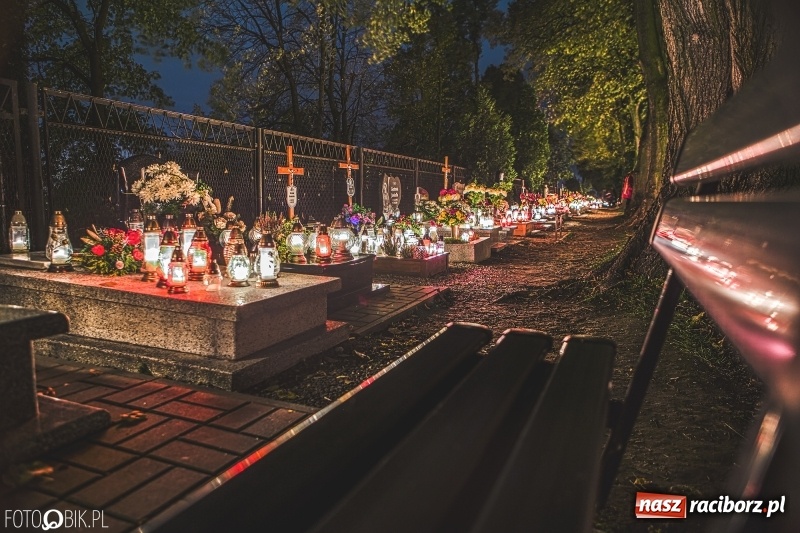 Zdjęcie w galerii na portalu naszraciborz.pl: Cmentarz Jeruzalem wieczorową porą. Miejsce zadumy i wspomnień wiadomości z regionu