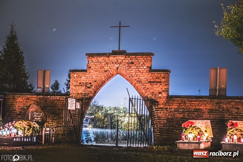 Zdjęcie w galerii na portalu naszraciborz.pl: Cmentarz Jeruzalem wieczorową porą. Miejsce zadumy i wspomnień wiadomości z regionu