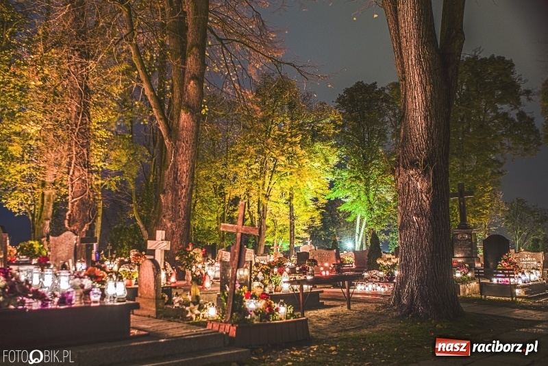 Zdjęcie w galerii na portalu naszraciborz.pl: Cmentarz Jeruzalem wieczorową porą. Miejsce zadumy i wspomnień wiadomości z regionu