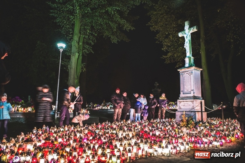 Zdjęcie w galerii na portalu naszraciborz.pl: Cmentarz Jeruzalem wieczorową porą. Miejsce zadumy i wspomnień wiadomości z regionu