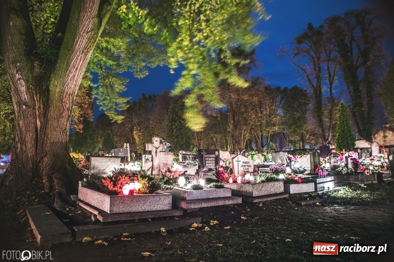 Zdjęcie w galerii na portalu naszraciborz.pl: Cmentarz Jeruzalem wieczorową porą. Miejsce zadumy i wspomnień wiadomości z regionu