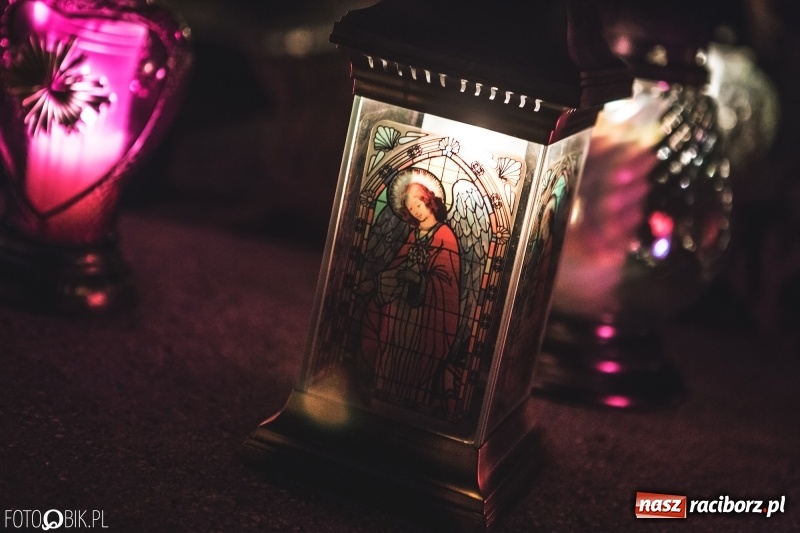 Zdjęcie w galerii na portalu naszraciborz.pl: Cmentarz Jeruzalem wieczorową porą. Miejsce zadumy i wspomnień wiadomości z regionu