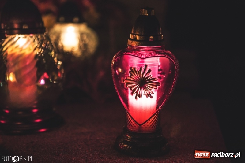 Zdjęcie w galerii na portalu naszraciborz.pl: Cmentarz Jeruzalem wieczorową porą. Miejsce zadumy i wspomnień wiadomości z regionu