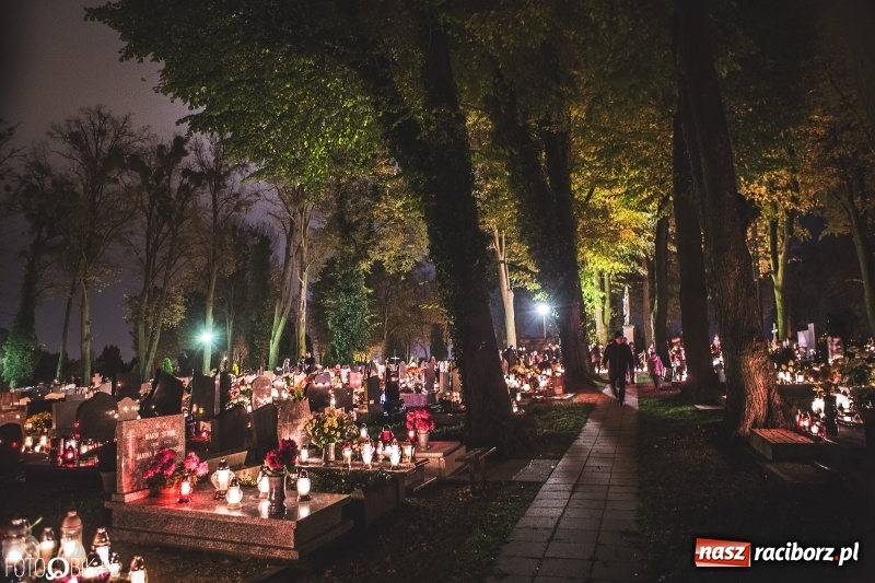 Zdjęcie w galerii na portalu naszraciborz.pl: Cmentarz Jeruzalem wieczorową porą. Miejsce zadumy i wspomnień wiadomości z regionu