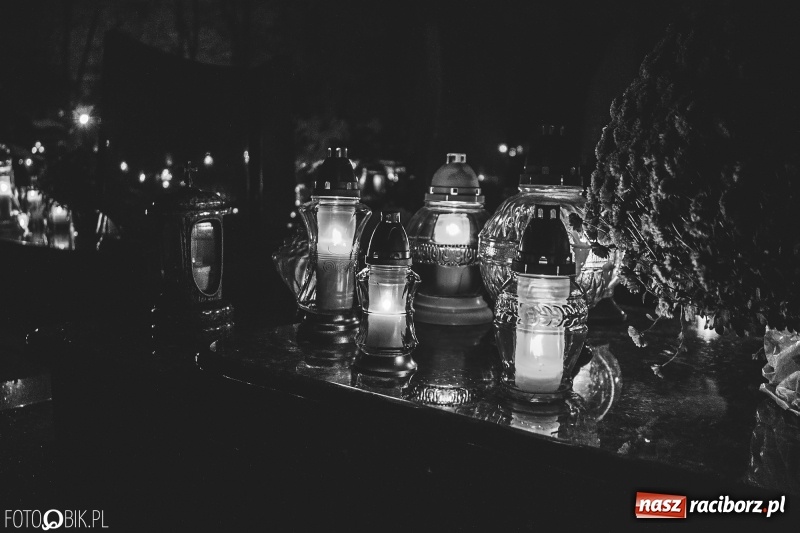 Zdjęcie w galerii na portalu naszraciborz.pl: Cmentarz Jeruzalem wieczorową porą. Miejsce zadumy i wspomnień wiadomości z regionu