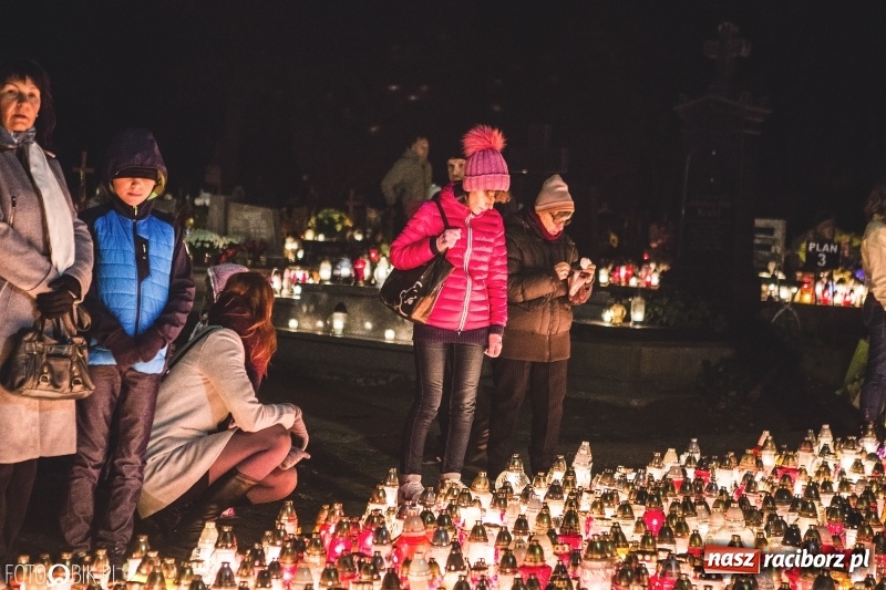 Zdjęcie w galerii na portalu naszraciborz.pl: Cmentarz Jeruzalem wieczorową porą. Miejsce zadumy i wspomnień wiadomości z regionu
