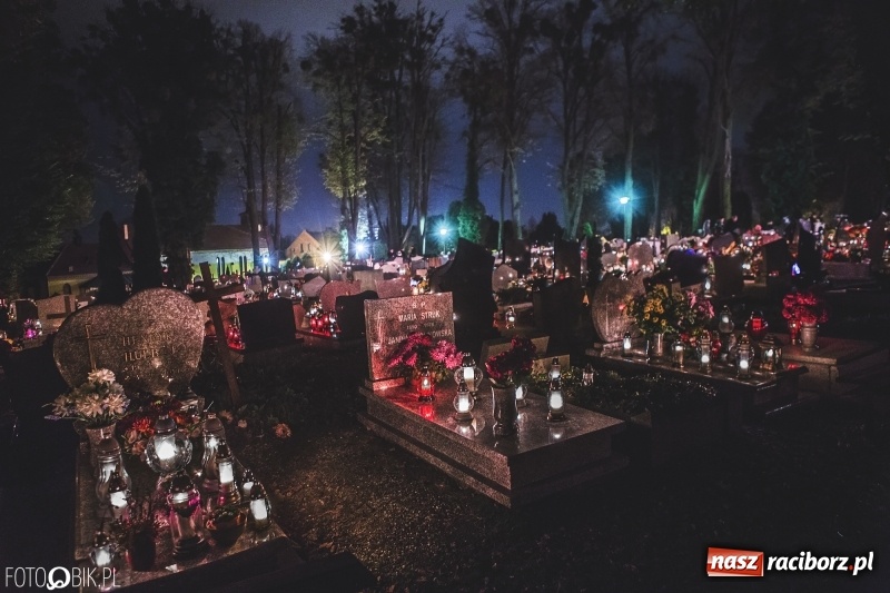 Zdjęcie w galerii na portalu naszraciborz.pl: Cmentarz Jeruzalem wieczorową porą. Miejsce zadumy i wspomnień wiadomości z regionu