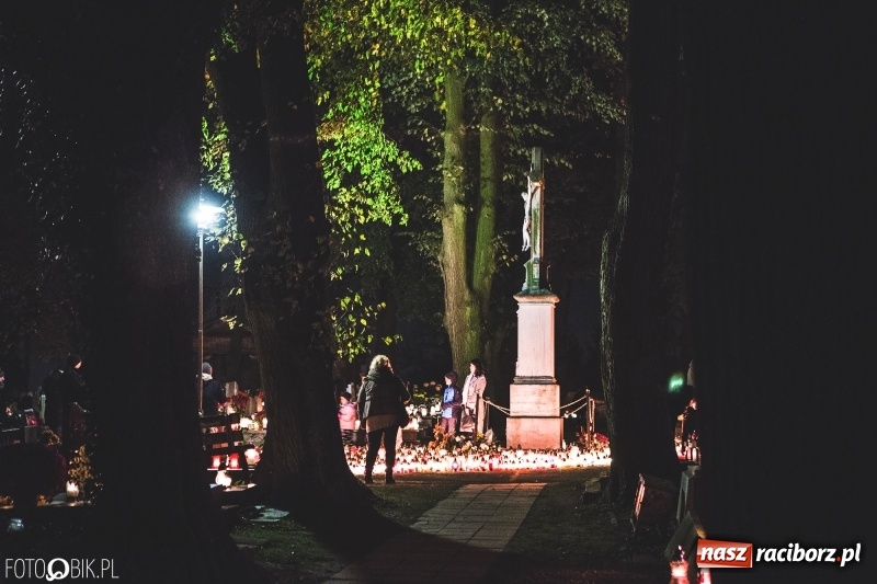 Zdjęcie w galerii na portalu naszraciborz.pl: Cmentarz Jeruzalem wieczorową porą. Miejsce zadumy i wspomnień wiadomości z regionu