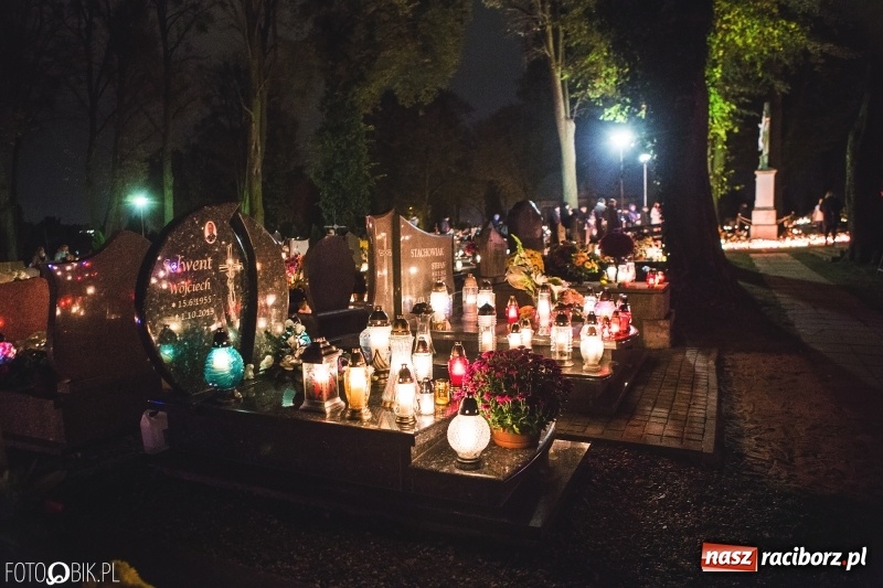 Zdjęcie w galerii na portalu naszraciborz.pl: Cmentarz Jeruzalem wieczorową porą. Miejsce zadumy i wspomnień wiadomości z regionu