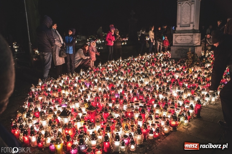 Zdjęcie w galerii na portalu naszraciborz.pl: Cmentarz Jeruzalem wieczorową porą. Miejsce zadumy i wspomnień wiadomości z regionu
