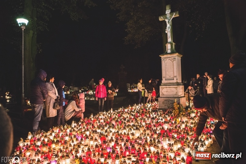 Zdjęcie w galerii na portalu naszraciborz.pl: Cmentarz Jeruzalem wieczorową porą. Miejsce zadumy i wspomnień wiadomości z regionu