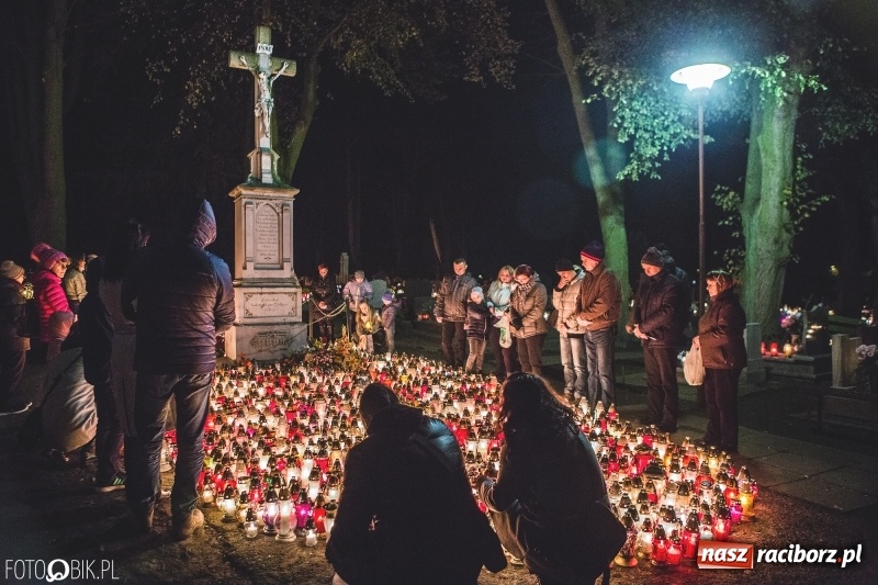 Zdjęcie w galerii na portalu naszraciborz.pl: Cmentarz Jeruzalem wieczorową porą. Miejsce zadumy i wspomnień wiadomości z regionu