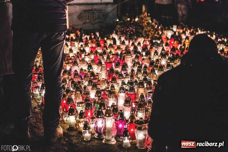 Zdjęcie w galerii na portalu naszraciborz.pl: Cmentarz Jeruzalem wieczorową porą. Miejsce zadumy i wspomnień wiadomości z regionu