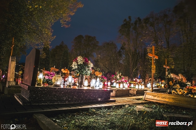 Zdjęcie w galerii na portalu naszraciborz.pl: Cmentarz Jeruzalem wieczorową porą. Miejsce zadumy i wspomnień wiadomości z regionu