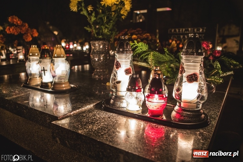 Zdjęcie w galerii na portalu naszraciborz.pl: Cmentarz Jeruzalem wieczorową porą. Miejsce zadumy i wspomnień wiadomości z regionu