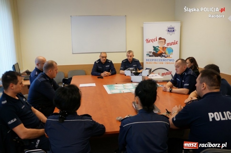 Zdjęcie w galerii na portalu naszraciborz.pl: Zastępca komendanta spotkał się z dzielnicowymi wiadomości z regionu